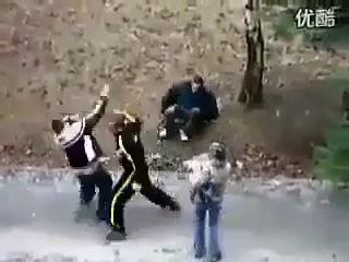 Ruso pelea contra 2 en el parque